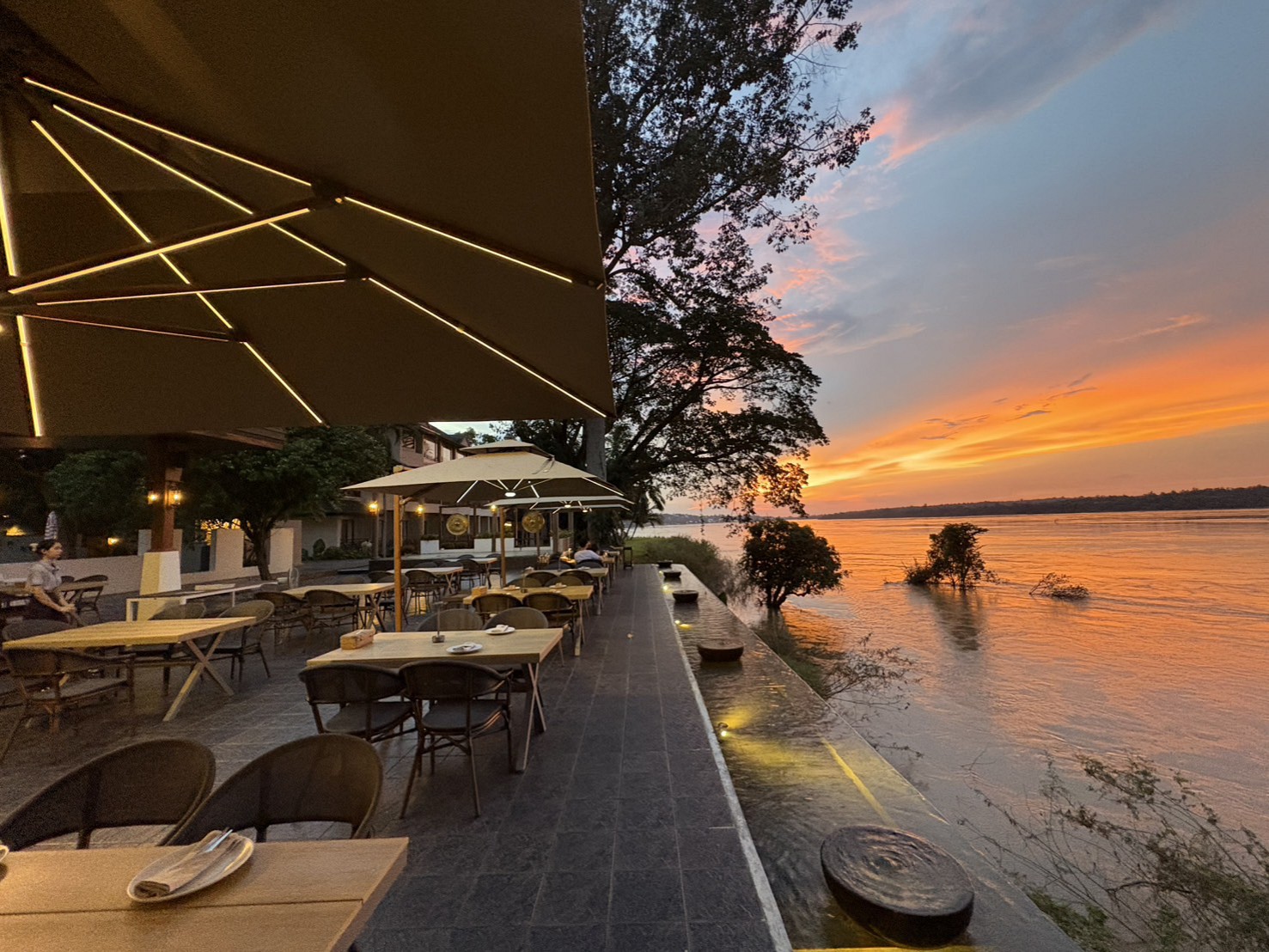 Cafe De Khong and Bar